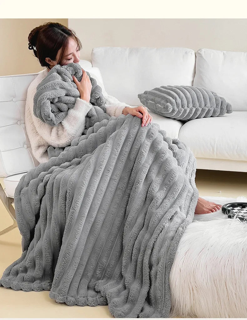 Ribbed Faux Fur Throw – 150 × 200 cm